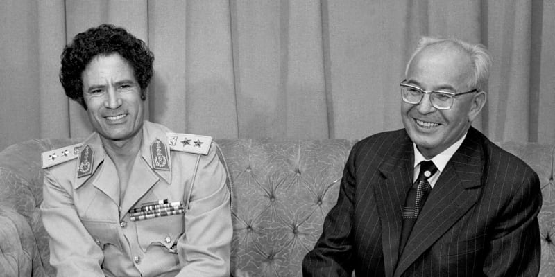 Gustáv Husák společně s mladým Muammarem Kaddáfím.