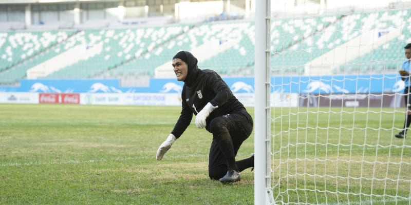Íránská fotbalová brankářka Zohreh Koudaeiová dovedla svůj tým k historické účasti na mistrovství Asie. Teď ale musí vyvracet obvinění, že ve skutečnosti není žena