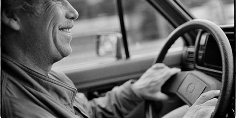 Václav Havel býval vášnivým řidičem a za svůj život vystřídal řadu zajímavých automobilů. Tento snímek od Bohdana Holomíčka jej zachycuje za volantem jeho Golfu v roce 1989.
