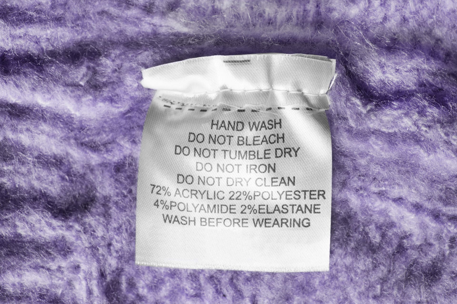 I u svetrů o způsobu praní rozhoduje materiál. Je důležité podívat se na to, z čeho je vyroben a jaký způsob péče doporučuje výrobce.
