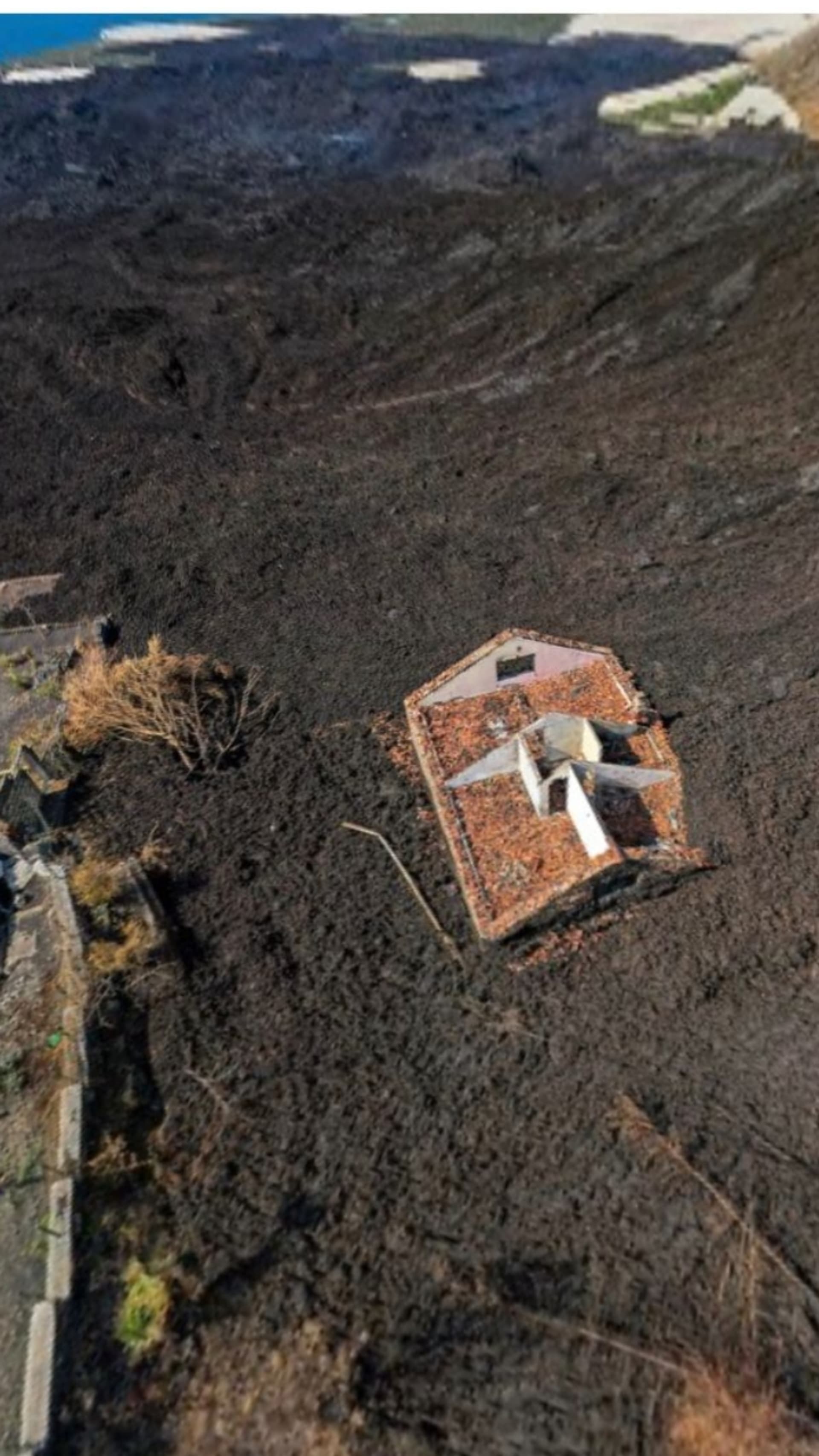 Okolí domu Světlany a Roberta na snímku z dronu po závalu lávou po výbuchu sopky
