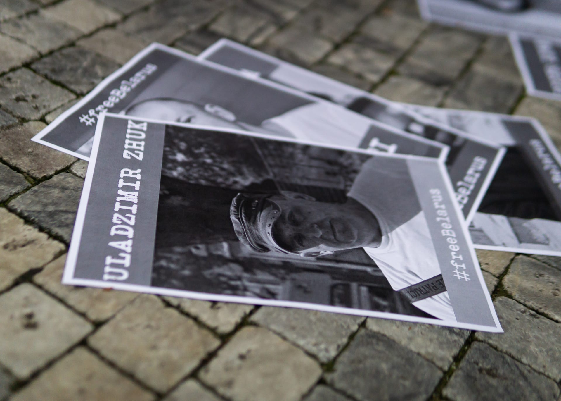 Země byla poseta plakáty politických vězňů a aktivistů.
