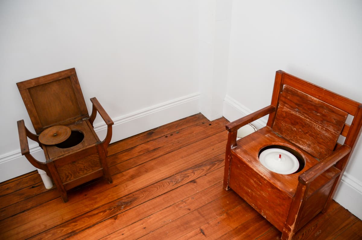 Muzeum nočníků nabízí také sbírku pokojových WC