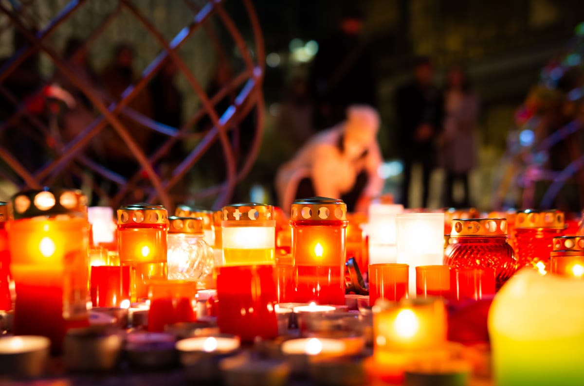 Lidé pokládali svíčky na Národní třídě i na náměstí Václava Havla.