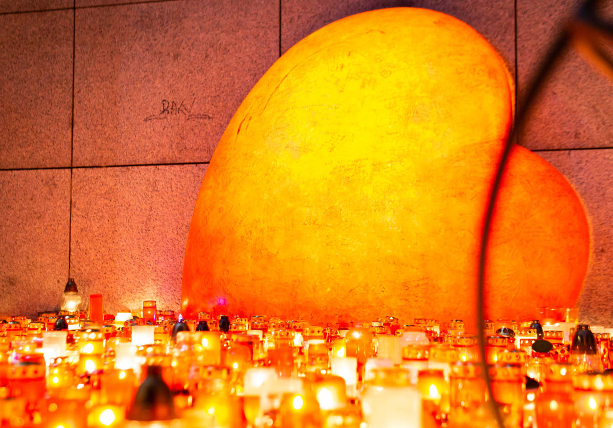 Svíček se dočkalo také srdce Václava Havla poblíž Národního divadla.
