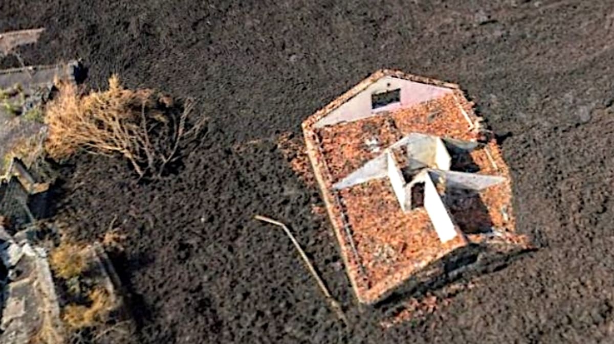 Detail domu Světlany a Roberta na snímku z dronu po závalu lávou po výbuchu sopky