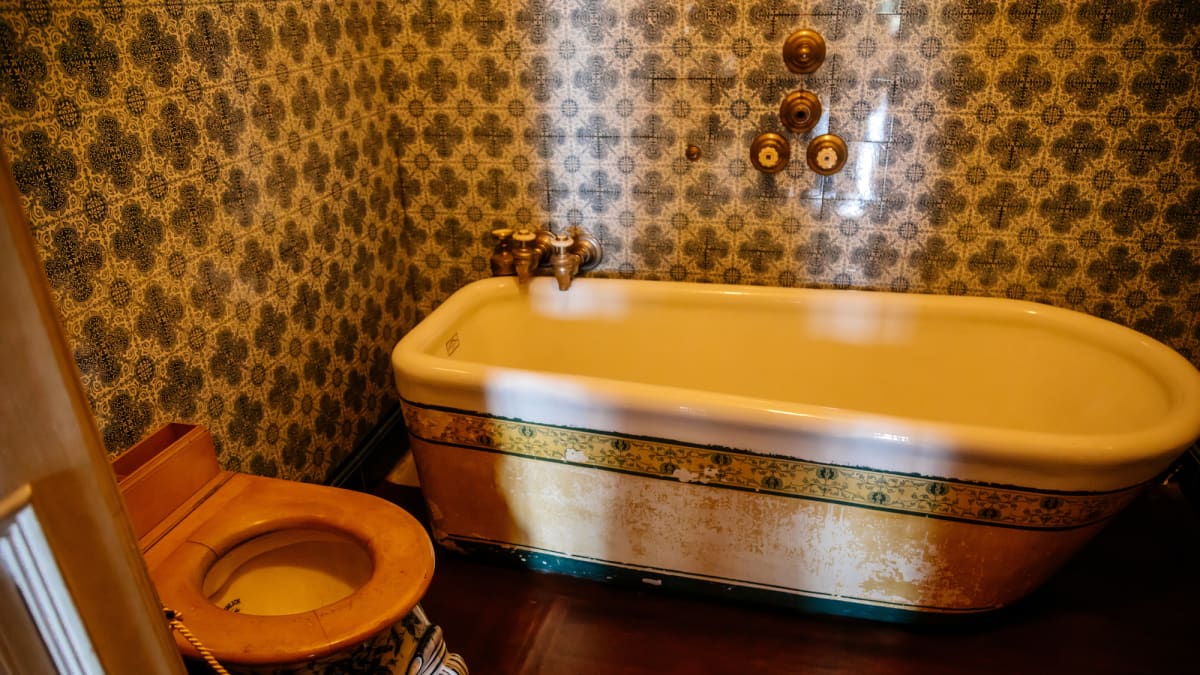 Keramika se pro výrobu WC používá dlouho. Muzeum nočníků nabízí pohled do hluboké minulosti toalet.