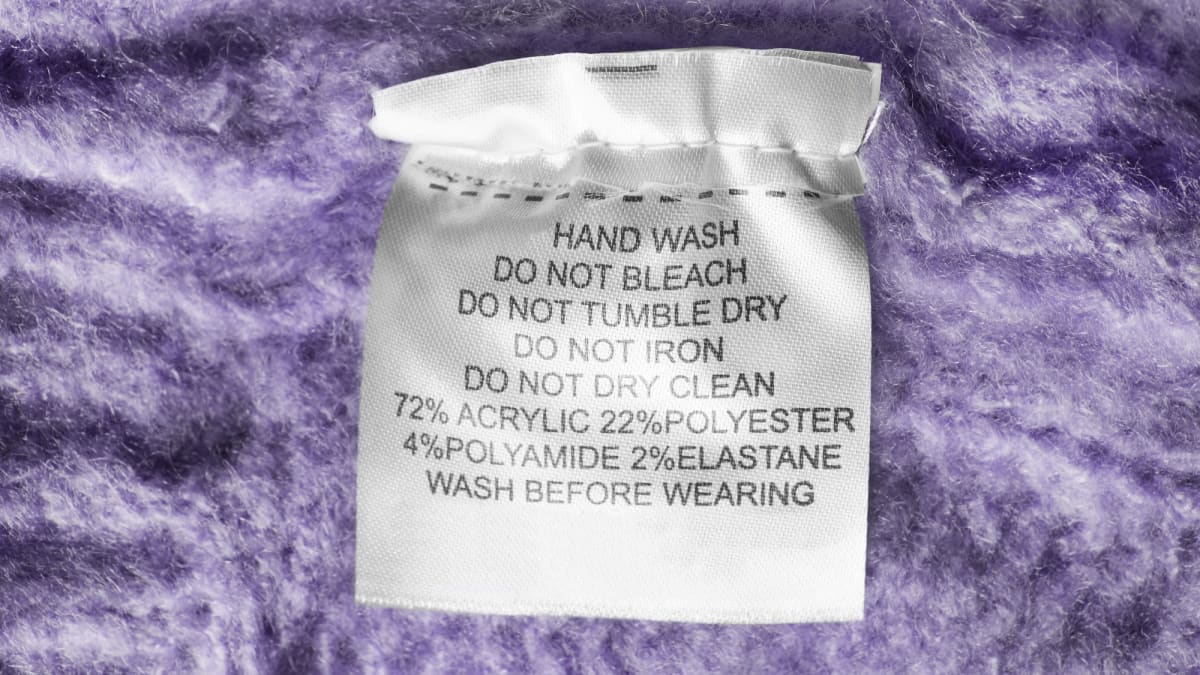 I u svetrů o způsobu praní rozhoduje materiál. Je důležité podívat se na to, z čeho je vyroben a jaký způsob péče doporučuje výrobce.