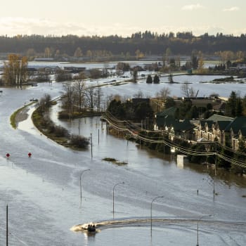 Silnice v kanadském městě Abbotsford přikryla voda.