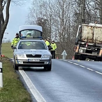 Při nehodě osobního a nákladního vozu na Děčínsku zemřelo malé dítě.