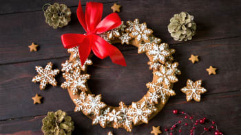 Udělejte si netradiční adventní či vánoční věnec z perníku. Krásně voní a vypadá úžasně