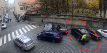 Řidič v Praze najížděl autem do strážníka. Dramatický moment zachytila kamera