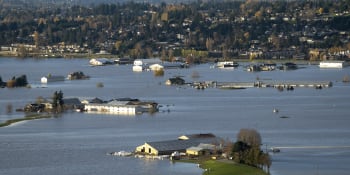 Okolí Vancouveru pustoší následky stoleté bouře. Vyhlášen byl stav nouze, pomáhá i armáda