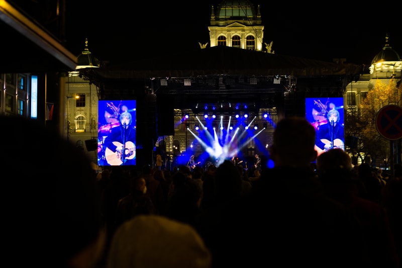 Část koncertu byla věnována zesnulému Miroslavu Žbirkovi. Hlavní mikrofon zůstal neobsazen, jeho hlas zazněl přes playback.