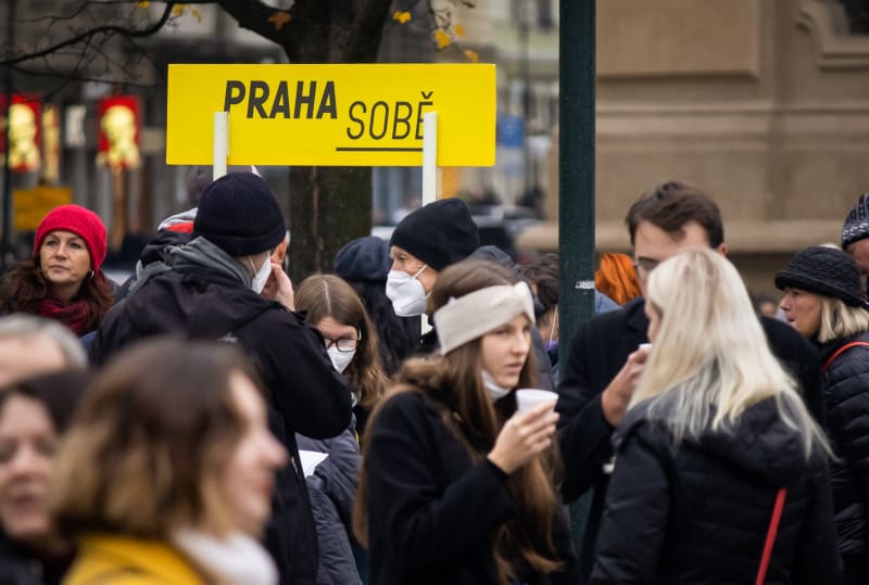 Hnutí Praha sobě si poblíž shromáždění postavila petiční stánek.