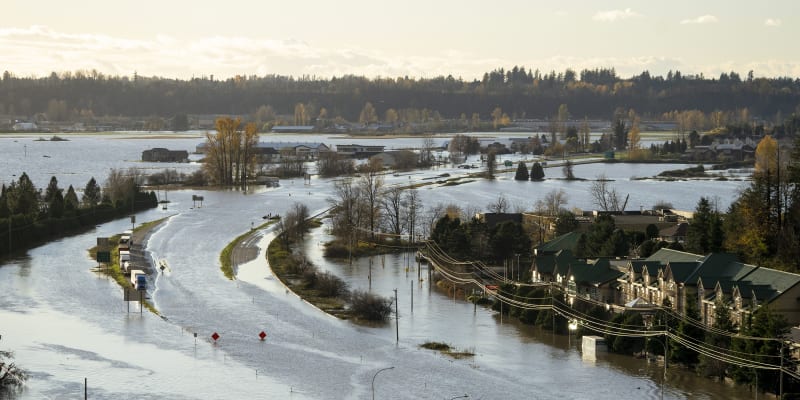 Silnici v kanadském městě Abbotsford zaplavila voda.
