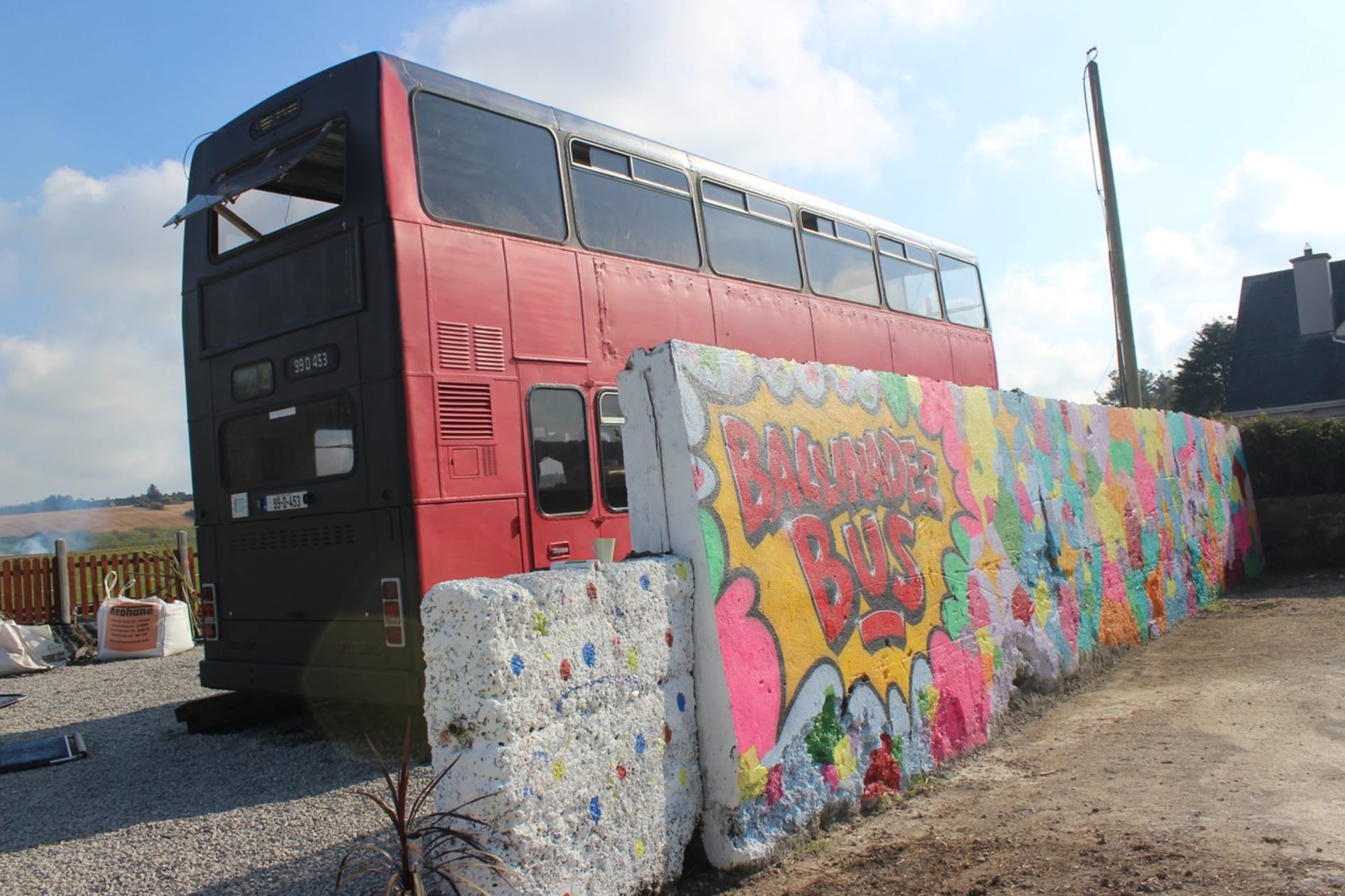 Autobus stojí na místě, ale doplňuje ho stěna s graffiti