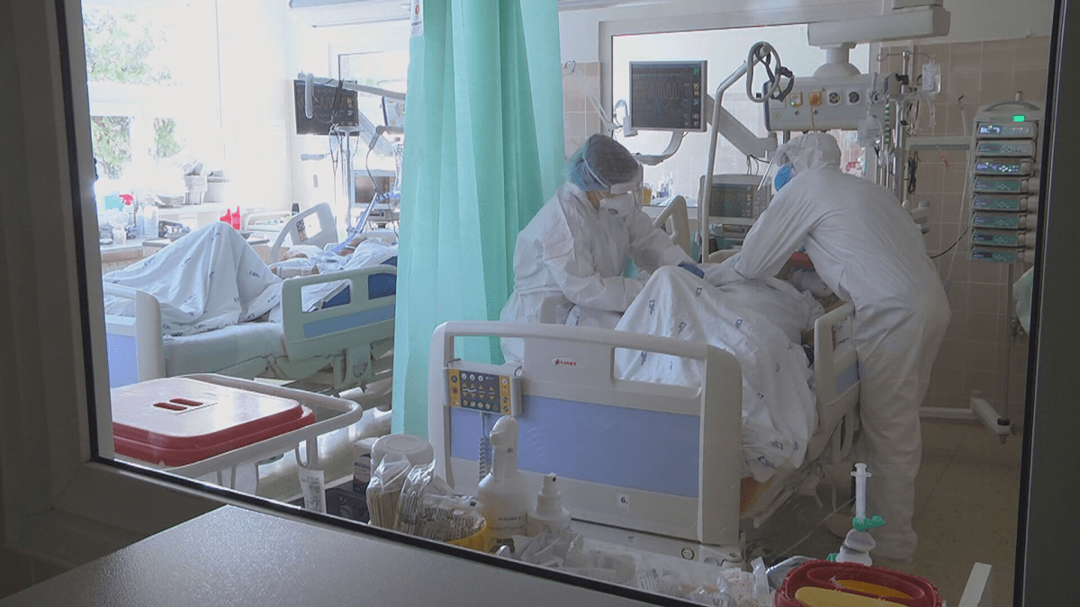 Už několik dní na covidových odděleních moravských nemocnic pomáhají vojáci. (Ilustrační foto)