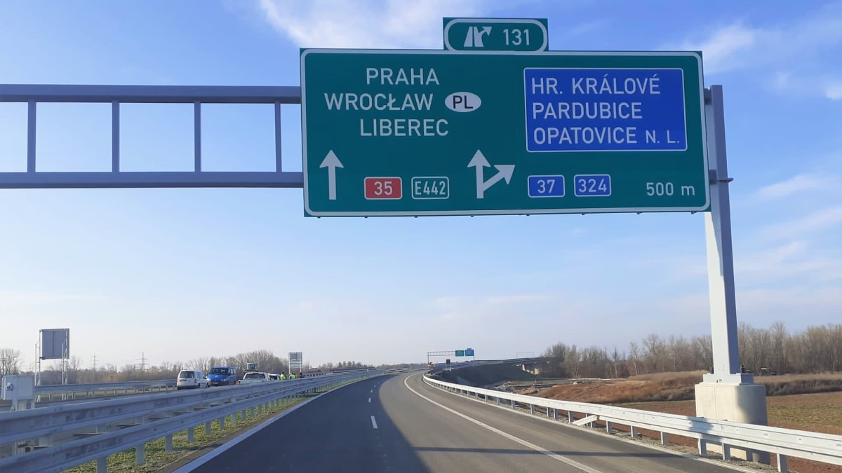 Používání dálnic je v ČR zpoplatněno od roku 1995.