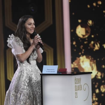 V kategorii zpěvaček se na třetím místě ankety Zlatý slavík umístila hvězda seriálu Slunečná Eva Burešová.