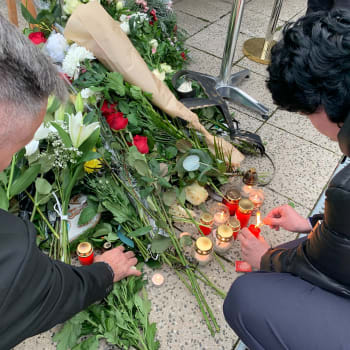 Říct poslední sbohem oblíbenému slovenskému zpěvákovi Miroslavu Žbirkovi dorazili v pátek odpoledne do strašnického krematoria stovky lidí.