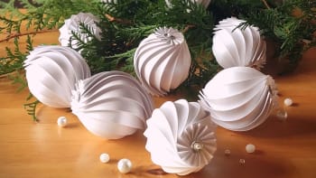 Originální ozdoby, vánoční přání i adventní kalendáře vyrobíte z obyčejného papíru
