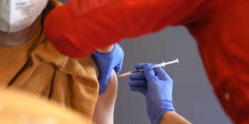 Bez třetí dávky očkování se omikronu neubráníte, odhalila studie. Jak je to s deltou?