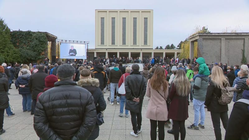 Na pohřeb slovenského zpěváka Mekyho Žbirky dorazily stovky lidí.