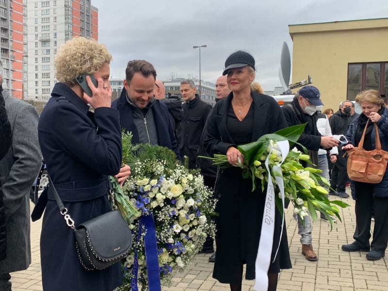 Na pohřeb dorazily Vendula Pizingerová a zpěvačka Martha, která si se Žbirkou zazpívala hit Čo bolí, to prebolí. 