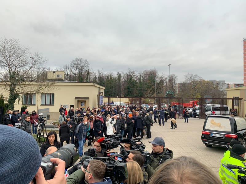 Na pohřeb slovenského zpěváka Mekyho Žbirky dorazily stovky lidí.