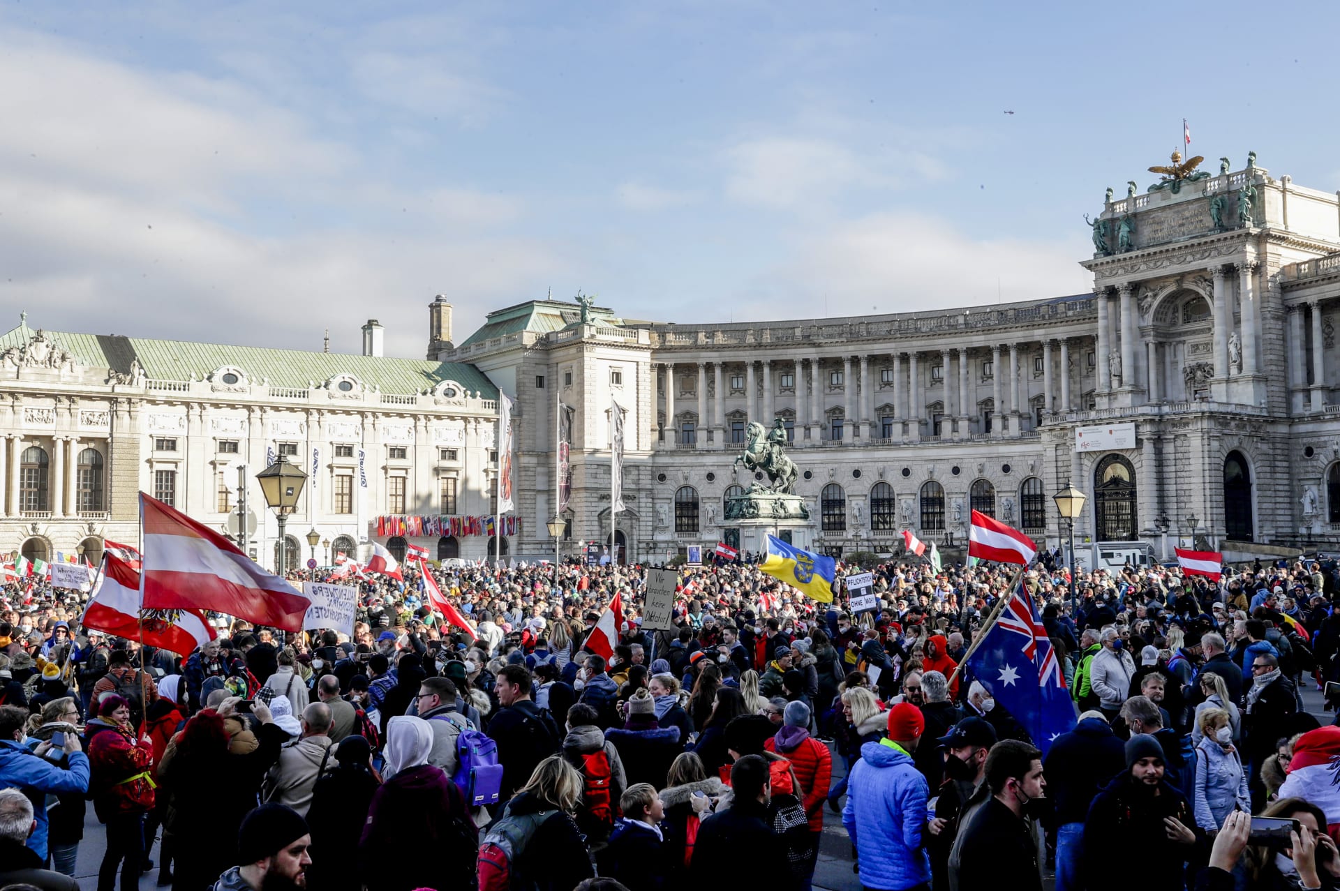 Demonstrace odpůrců covidových opatření v rakouské Vídni se částečně odehrála i před Hofburgem.