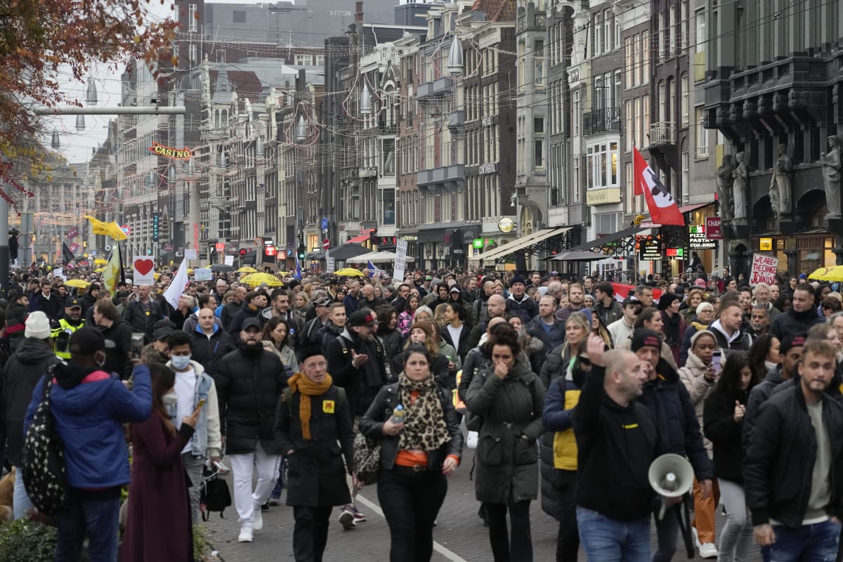V Amsterdamu se i přes zrušenou demonstraci sešlo několik set odpůrců covidových restrikcí a očkování.
