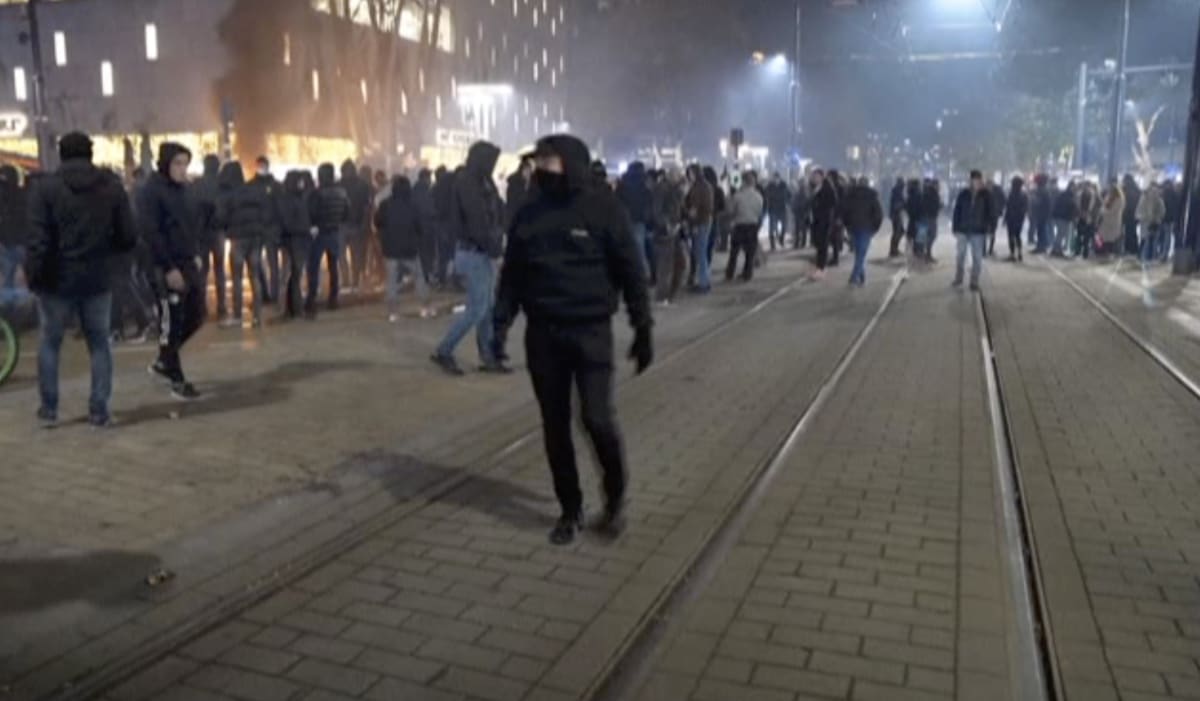 Demonstrace odpůrců covidových restrikcí v nizozemském Rotterdamu se zvrhla. Na místě byli zranění a policie zadržela desítky osob.