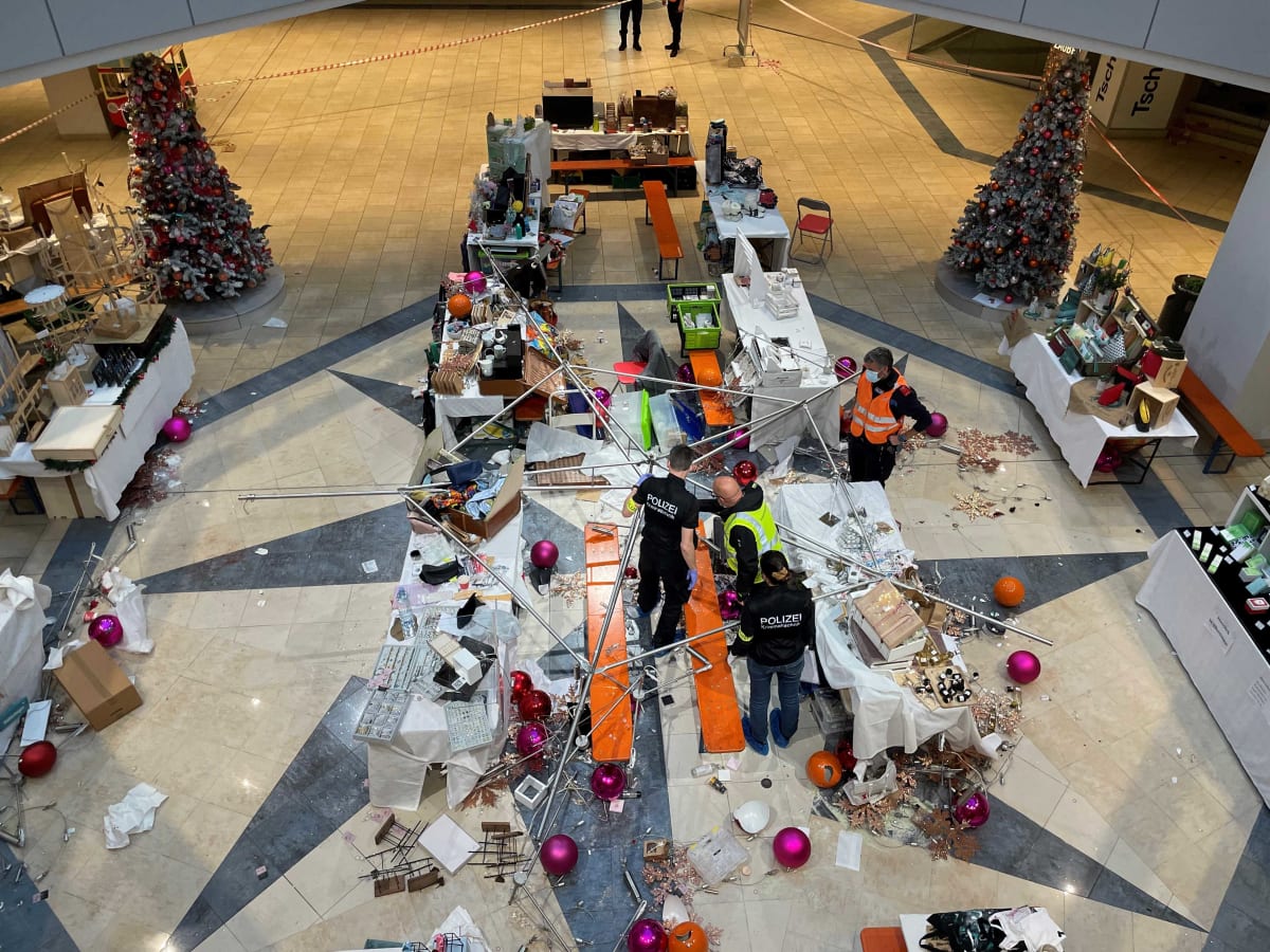 V nákupním centru blízko švýcarského města Schwyz se v sobotu ze stropu zřítila konstrukce s vánočními dekoracemi, šest zákazníků při tom utrpělo zranění.