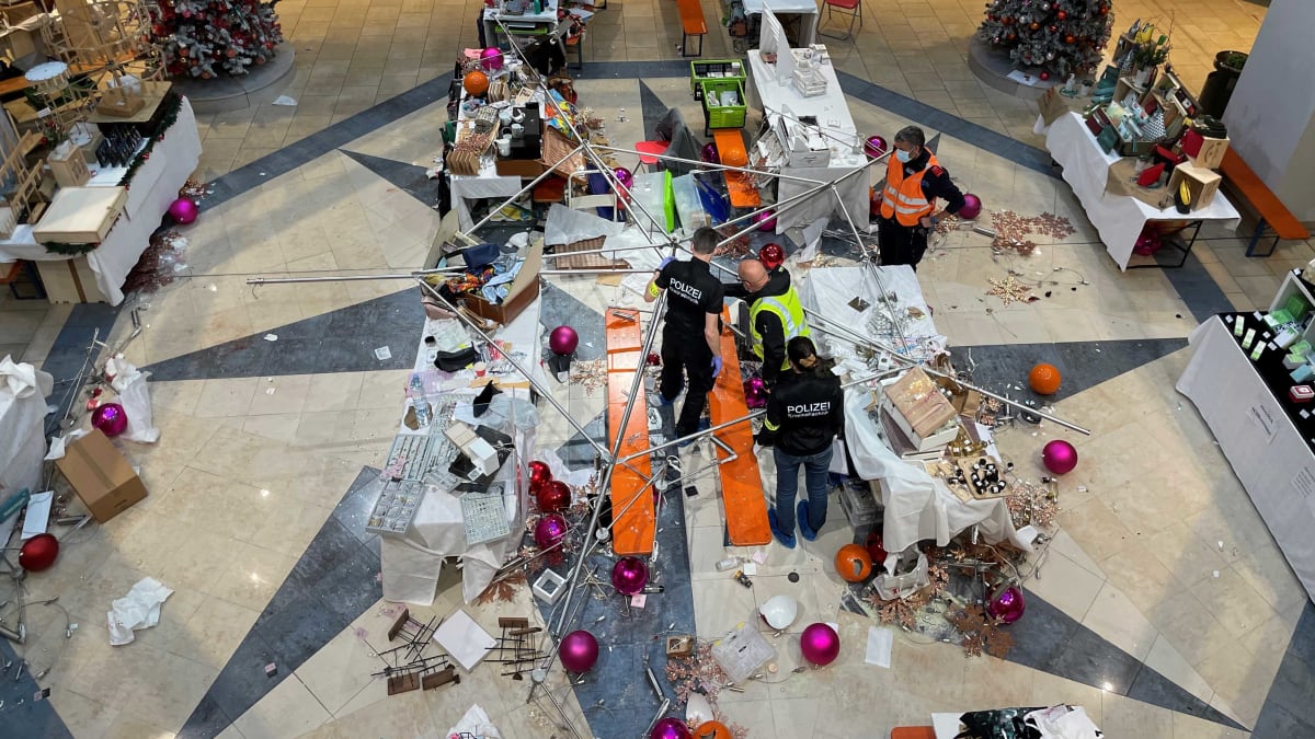 V nákupním centru blízko švýcarského města Schwyz se v sobotu ze stropu zřítila konstrukce s vánočními dekoracemi, šest zákazníků při tom utrpělo zranění.