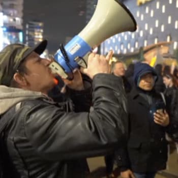 Demonstrace odpůrců covidových restrikcí v nizozemském Rotterdamu se zvrhla. Na místě byli zranění a policie zadržela desítky osob.