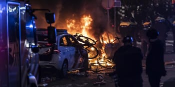 Střelba, hořící auta a zranění. Nizozemci se bouří proti lockdownu, došlo i na násilí