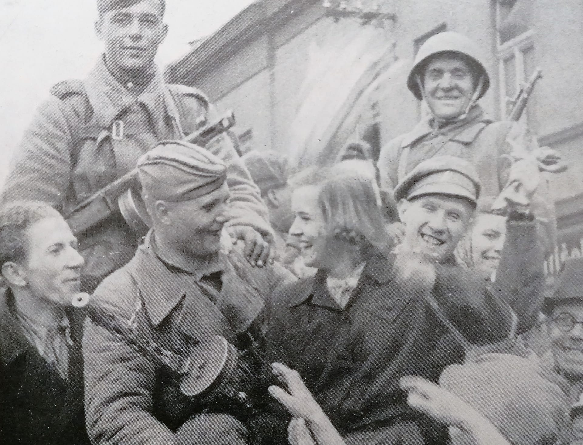Rudoarmějci v Ostravě na sklonku dubna 1945.