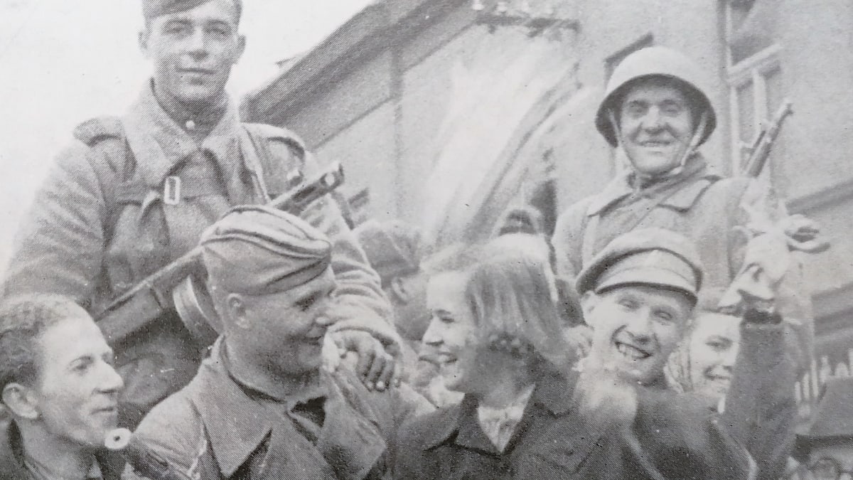 Rudoarmějci v Ostravě na sklonku dubna 1945.