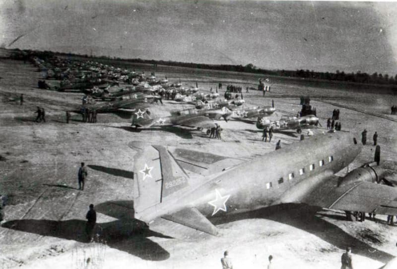 Letiště v dnešní polské Porębě na jaře 1945. Odtud vzlétala sovětská letadla k útokům na Ostravsko.