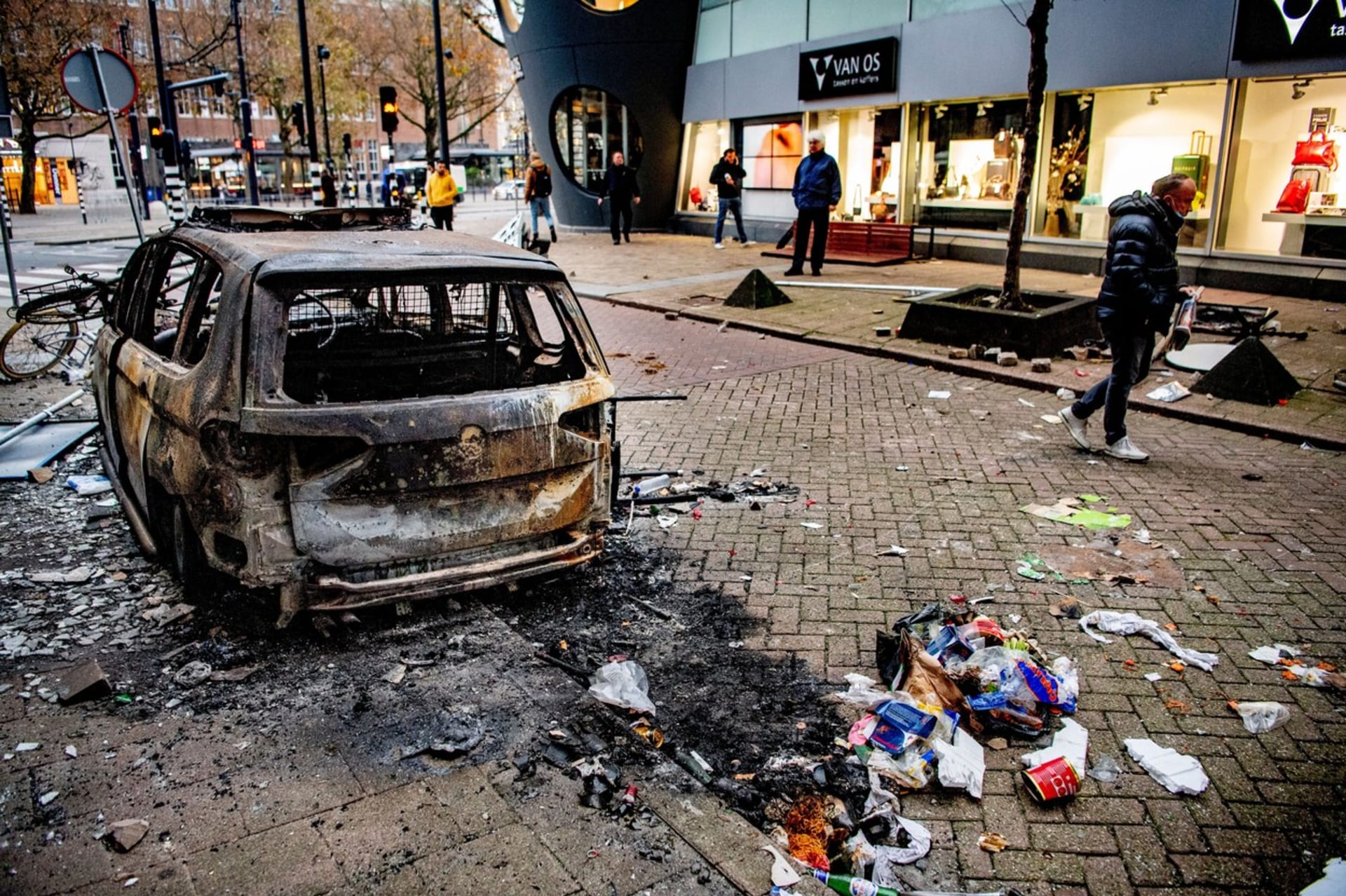 Protestující v Nizozemsku zapalovali auta a kola.