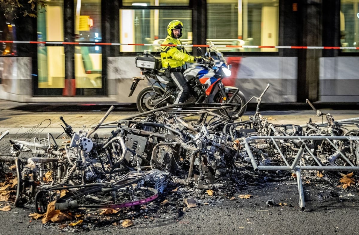 V Nizozemsku útočili demonstranti na policii rachejtlemi.