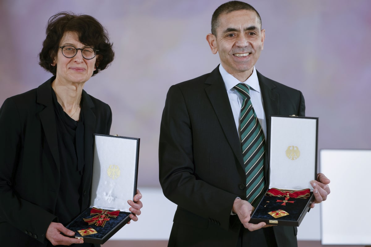 Ugur Sahin a jeho manželka Özlem Türeciová, spoluzakladatelé společnosti BioNTech, převzali v březnu 2021 německé státní vyznamenání za zásluhy díky objevu vakcíny proti nemoci COVID-19.