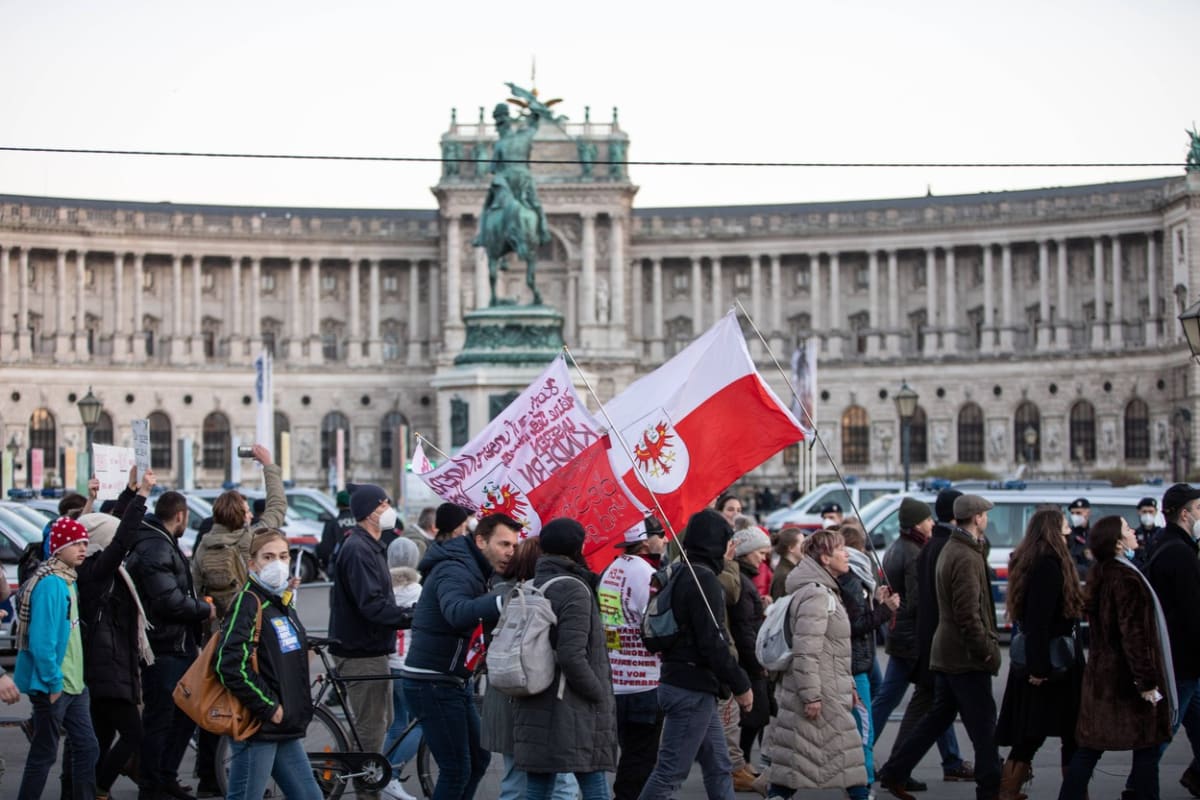 Protestující proti vládním opatřením a povinnému očkování vyšli do ulic také v Rakousku.