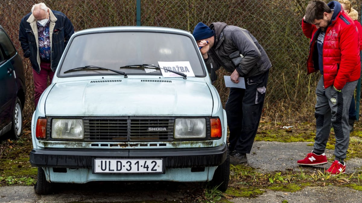 Osmdesátková Škoda 120 s původními SPZ je sice zralá do šrotu, nakonec byla ale nejdražším exponátem aukce odtažených vraků v Ústí nad Labem.