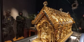 Muži v kuklách přemístili relikviář svatého Maura. Nová expozice má být bezpečnější