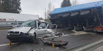Havárie tří nákladních a jednoho osobního auta. Dálnice na Brno byla pět hodin uzavřená