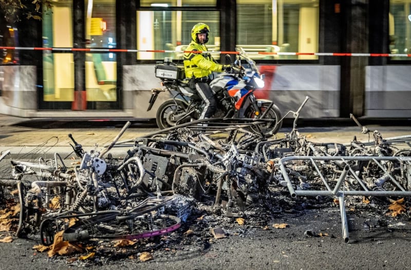 V Nizozemsku útočili demonstranti na policii pomocí rachejtlí.