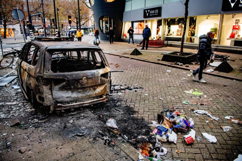Protestující v Nizozemsku zapalovali auta a kola.