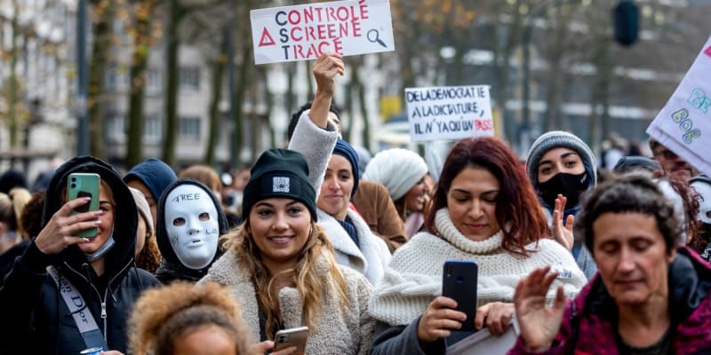 Protivládních protestů v Bruselu se účastnily desetitisíce lidí.